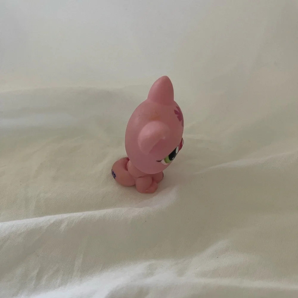 Littlest Pet Shop LPS #1846 KITTY CAT Licking Paw Hasbro Olive Green Eyes Flower